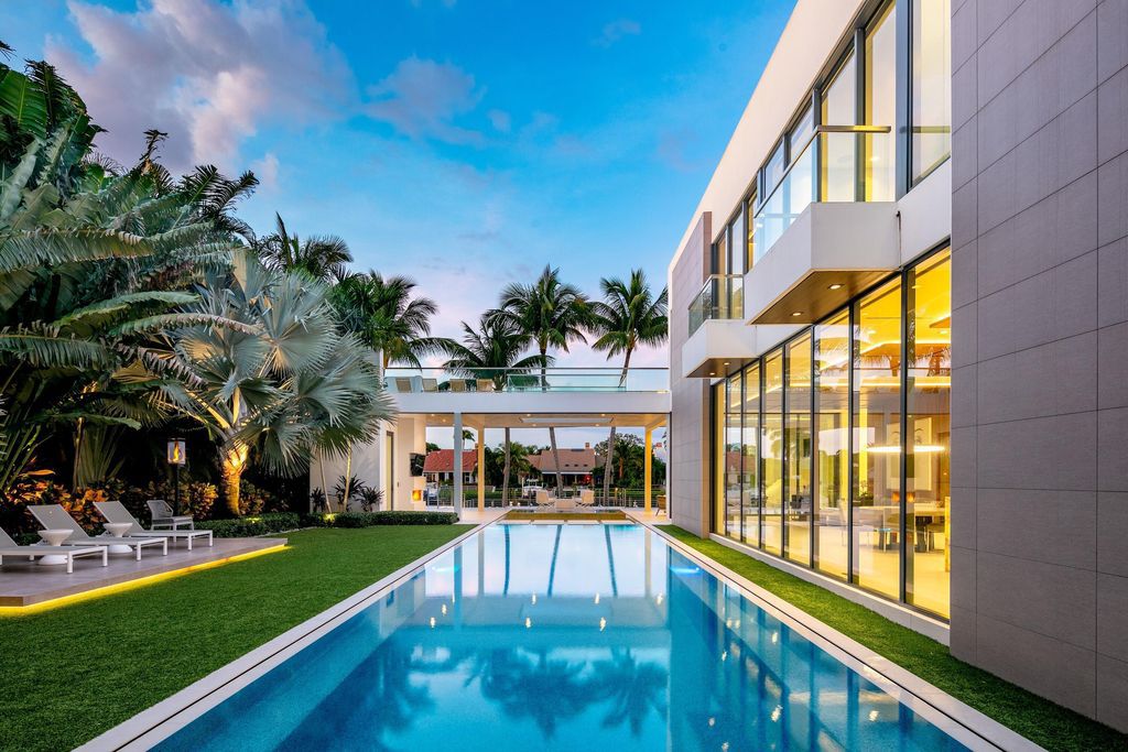 160 Spyglass Lane, Jupiter, Florida, stands out among the elegance of Jupiter’s coveted Admiral’s Cove, with intricate stone and wood finishes. A summer kitchen and 100 feet of pristine beach on the outside, with views of the Intracoastal Waterway, make this a truly delightful location.