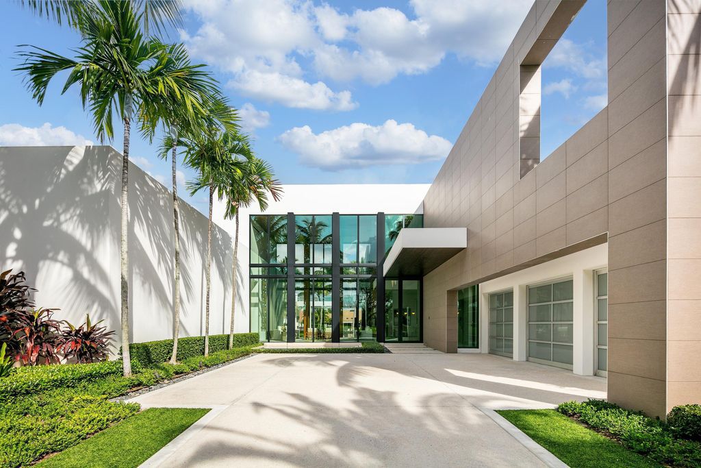 160 Spyglass Lane, Jupiter, Florida, stands out among the elegance of Jupiter’s coveted Admiral’s Cove, with intricate stone and wood finishes. A summer kitchen and 100 feet of pristine beach on the outside, with views of the Intracoastal Waterway, make this a truly delightful location.