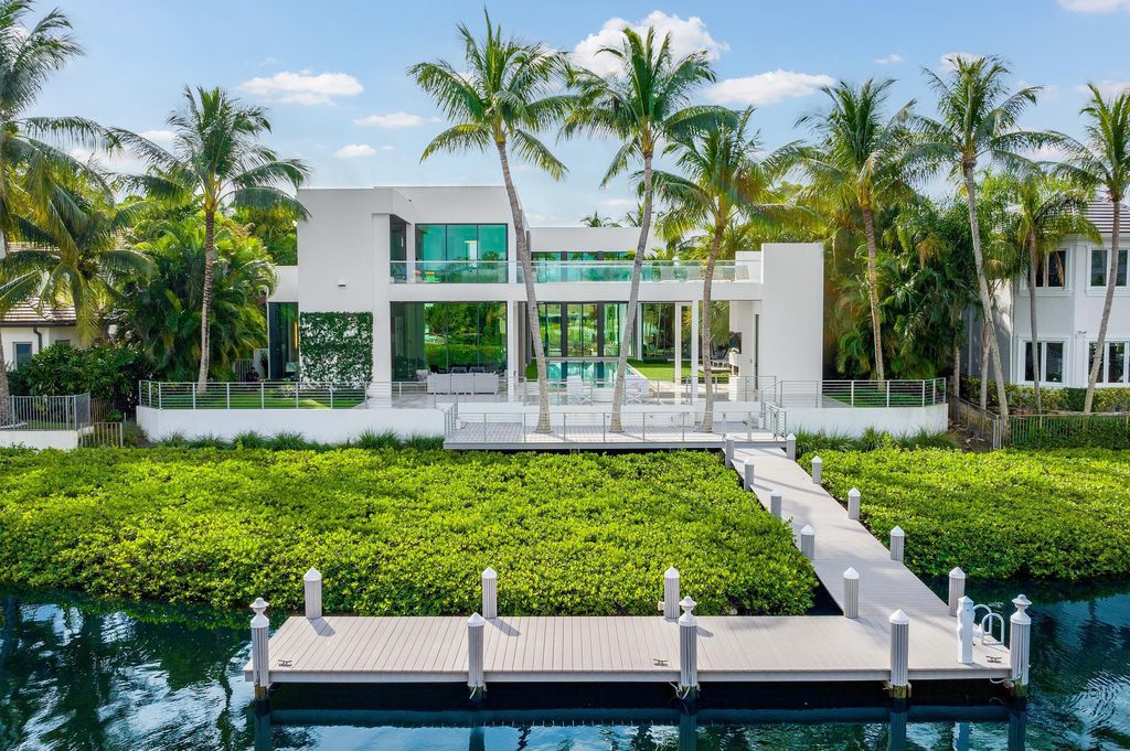 160 Spyglass Lane, Jupiter, Florida, stands out among the elegance of Jupiter’s coveted Admiral’s Cove, with intricate stone and wood finishes. A summer kitchen and 100 feet of pristine beach on the outside, with views of the Intracoastal Waterway, make this a truly delightful location.