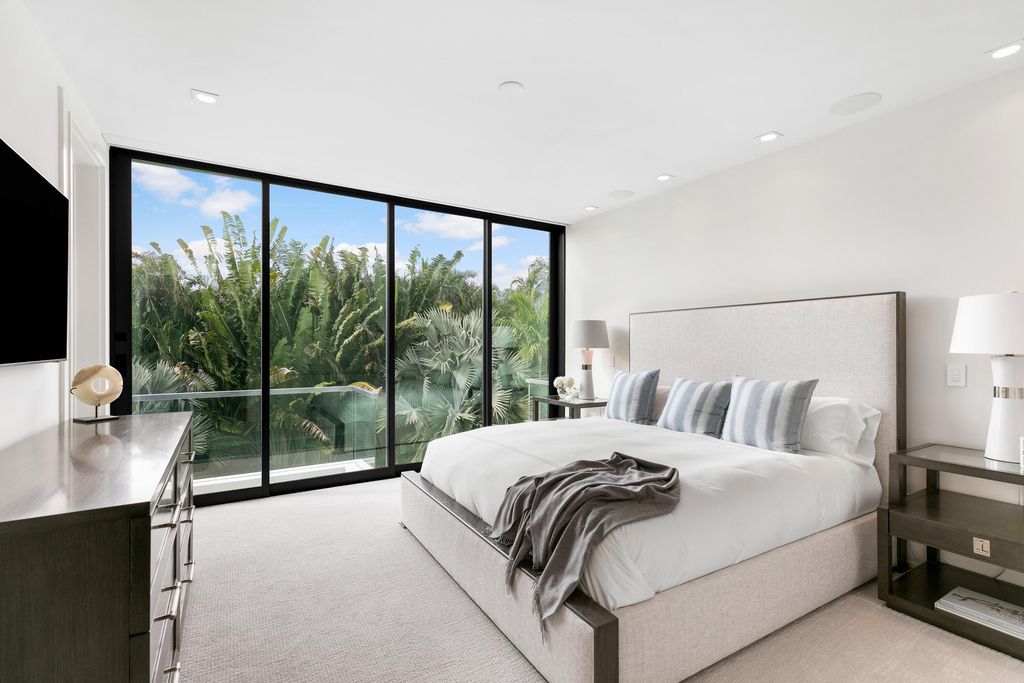 160 Spyglass Lane, Jupiter, Florida, stands out among the elegance of Jupiter’s coveted Admiral’s Cove, with intricate stone and wood finishes. A summer kitchen and 100 feet of pristine beach on the outside, with views of the Intracoastal Waterway, make this a truly delightful location.