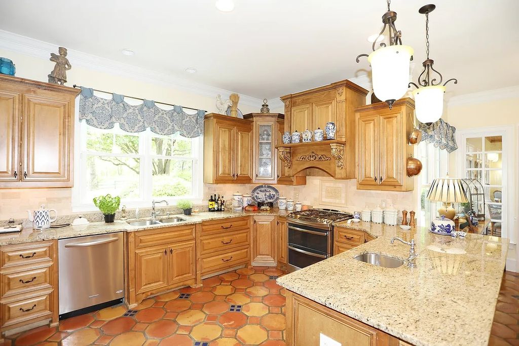 The Estate in Fort Valley is a luxurious home for you to enjoy breathtaking outdoor and indoor living now available for sale. This home located at 575 Holland Rd, Fort Valley, Georgia; offering 04 bedrooms and 06 bathrooms with 7,311 square feet of living spaces. 