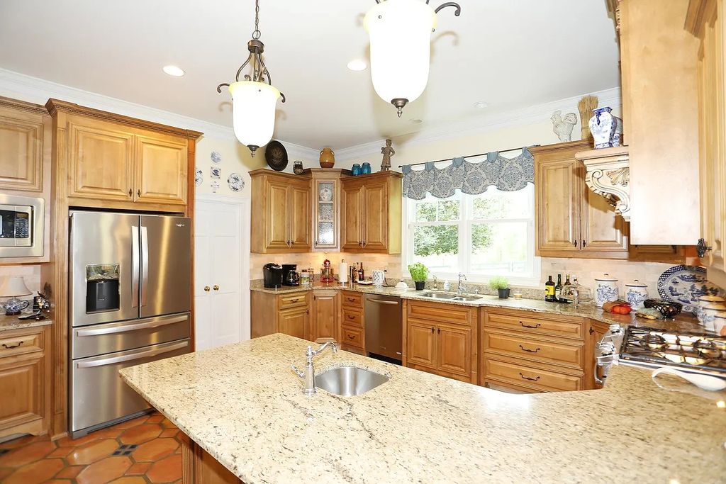 The Estate in Fort Valley is a luxurious home for you to enjoy breathtaking outdoor and indoor living now available for sale. This home located at 575 Holland Rd, Fort Valley, Georgia; offering 04 bedrooms and 06 bathrooms with 7,311 square feet of living spaces. 