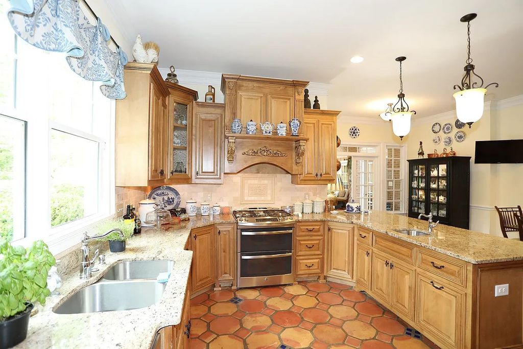 The Estate in Fort Valley is a luxurious home for you to enjoy breathtaking outdoor and indoor living now available for sale. This home located at 575 Holland Rd, Fort Valley, Georgia; offering 04 bedrooms and 06 bathrooms with 7,311 square feet of living spaces. 