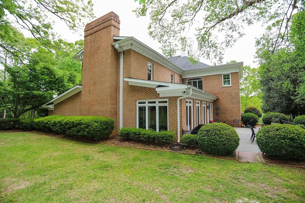 The Estate in Fort Valley is a luxurious home for you to enjoy breathtaking outdoor and indoor living now available for sale. This home located at 575 Holland Rd, Fort Valley, Georgia; offering 04 bedrooms and 06 bathrooms with 7,311 square feet of living spaces. 