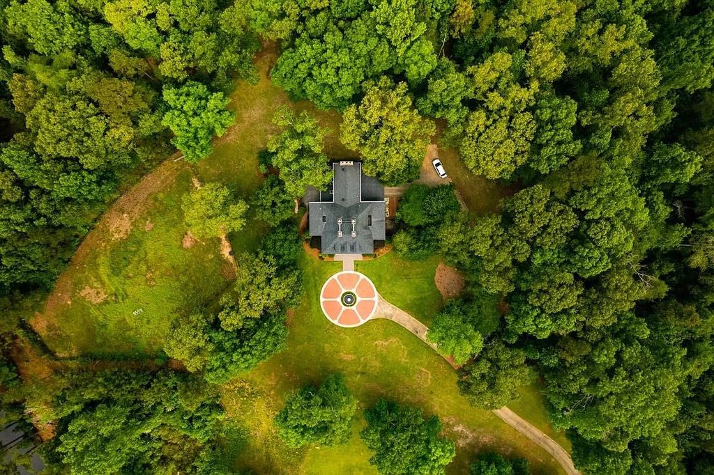 The Estate in Fort Valley is a luxurious home for you to enjoy breathtaking outdoor and indoor living now available for sale. This home located at 575 Holland Rd, Fort Valley, Georgia; offering 04 bedrooms and 06 bathrooms with 7,311 square feet of living spaces. 