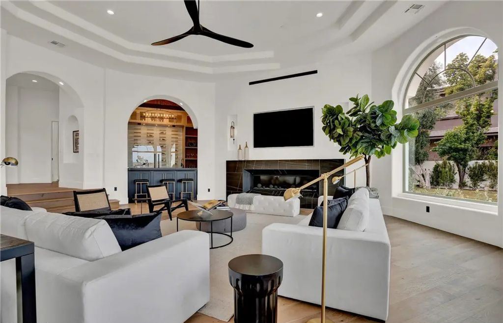 9 Yorkridge Court, Henderson, Nevada is a recently completed home perched high in the hills above the Green Fairways within the prestigious Anthem Country Club with the best unobstructed mountain, city and trip views. 