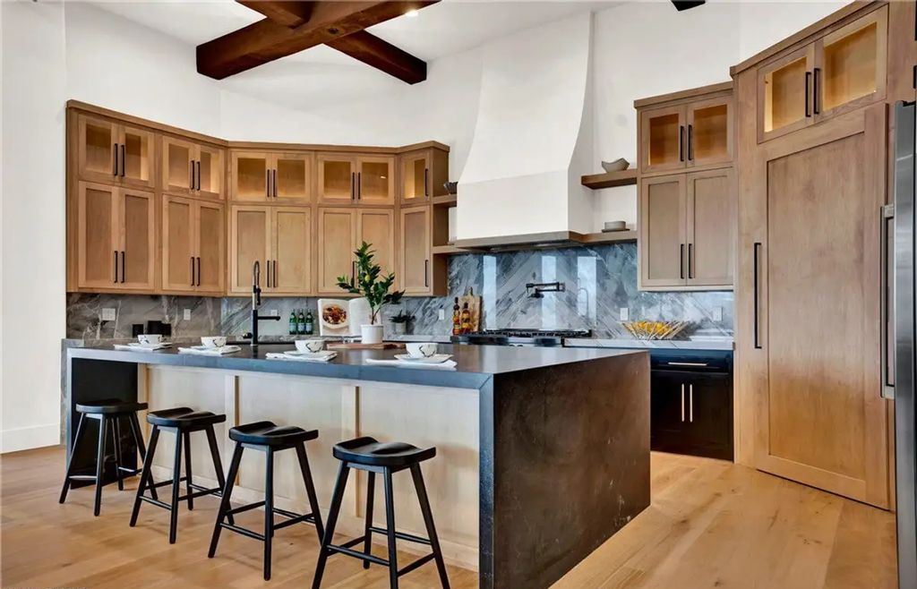 9 Yorkridge Court, Henderson, Nevada is a recently completed home perched high in the hills above the Green Fairways within the prestigious Anthem Country Club with the best unobstructed mountain, city and trip views. 