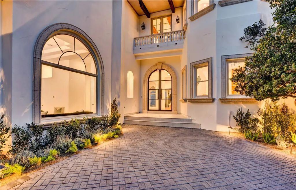 9 Yorkridge Court, Henderson, Nevada is a recently completed home perched high in the hills above the Green Fairways within the prestigious Anthem Country Club with the best unobstructed mountain, city and trip views. 