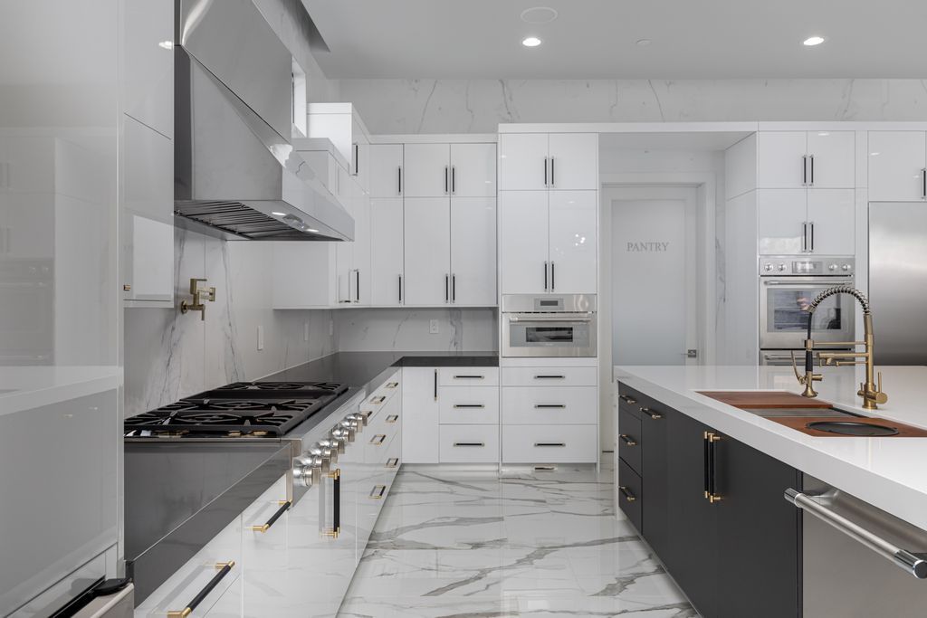 38 Ravenswood Avenue, Las Vegas, Nevada is a new custom home in the 24-hour guard-gated community of Southern Highlands Golf Club and breathtaking views of the nearby mountains.