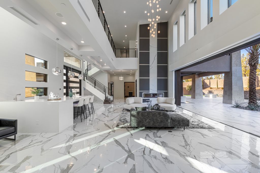 38 Ravenswood Avenue, Las Vegas, Nevada is a new custom home in the 24-hour guard-gated community of Southern Highlands Golf Club and breathtaking views of the nearby mountains.