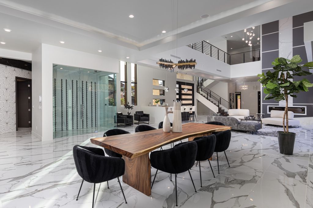 38 Ravenswood Avenue, Las Vegas, Nevada is a new custom home in the 24-hour guard-gated community of Southern Highlands Golf Club and breathtaking views of the nearby mountains.