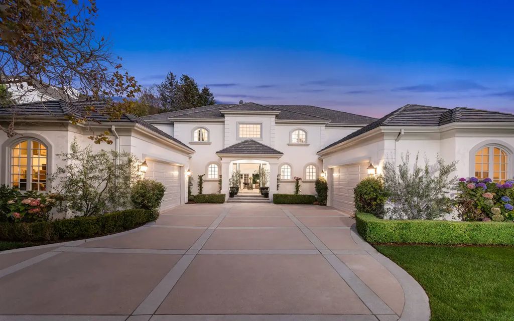 1420 Bienveneda Avenue, Pacific Palisades, California is a resort-like paradise in the exclusive Ridgeview Country Estates with a flawless blend of its classic roots and contemporary style just completely remodeled in Oct 2022.