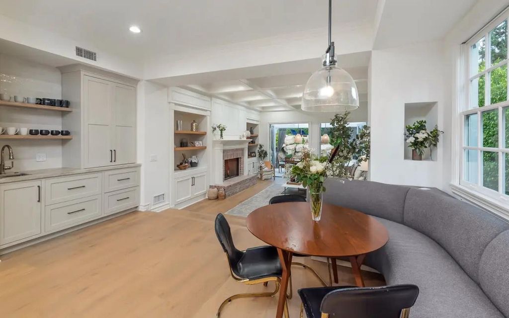 1420 Bienveneda Avenue, Pacific Palisades, California is a resort-like paradise in the exclusive Ridgeview Country Estates with a flawless blend of its classic roots and contemporary style just completely remodeled in Oct 2022.