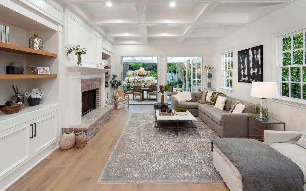 1420 Bienveneda Avenue, Pacific Palisades, California is a resort-like paradise in the exclusive Ridgeview Country Estates with a flawless blend of its classic roots and contemporary style just completely remodeled in Oct 2022.