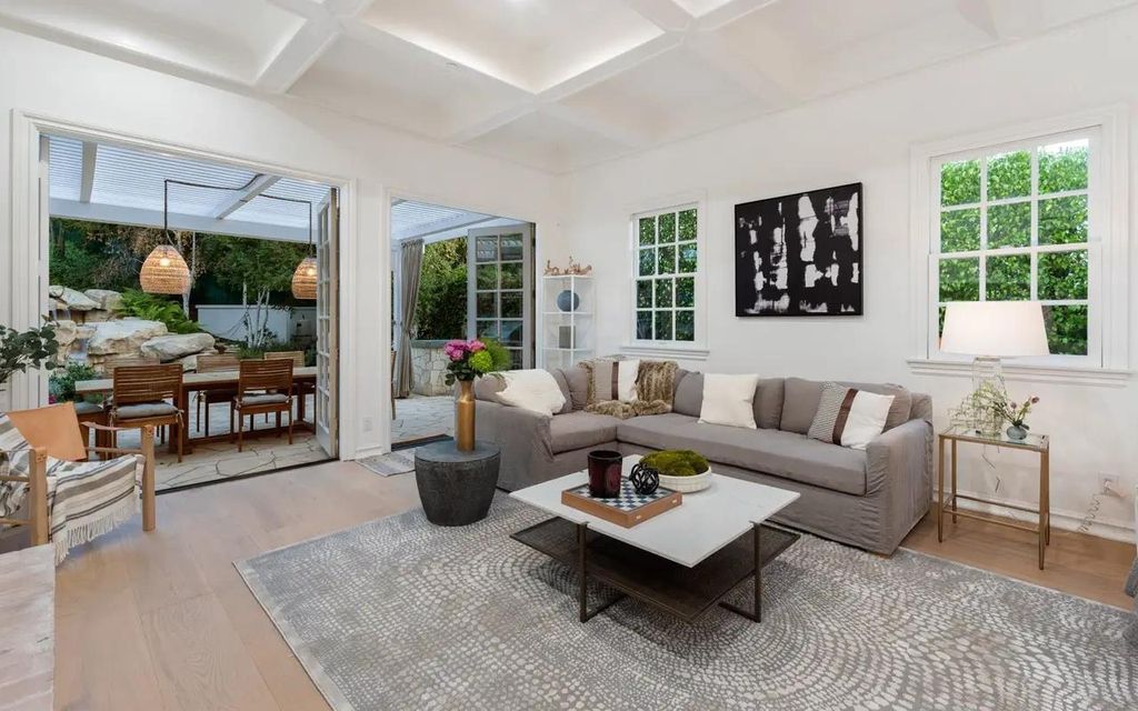 1420 Bienveneda Avenue, Pacific Palisades, California is a resort-like paradise in the exclusive Ridgeview Country Estates with a flawless blend of its classic roots and contemporary style just completely remodeled in Oct 2022.