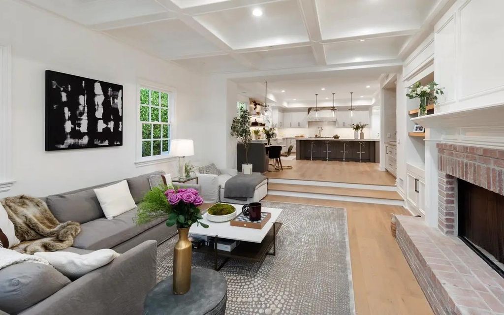 1420 Bienveneda Avenue, Pacific Palisades, California is a resort-like paradise in the exclusive Ridgeview Country Estates with a flawless blend of its classic roots and contemporary style just completely remodeled in Oct 2022.
