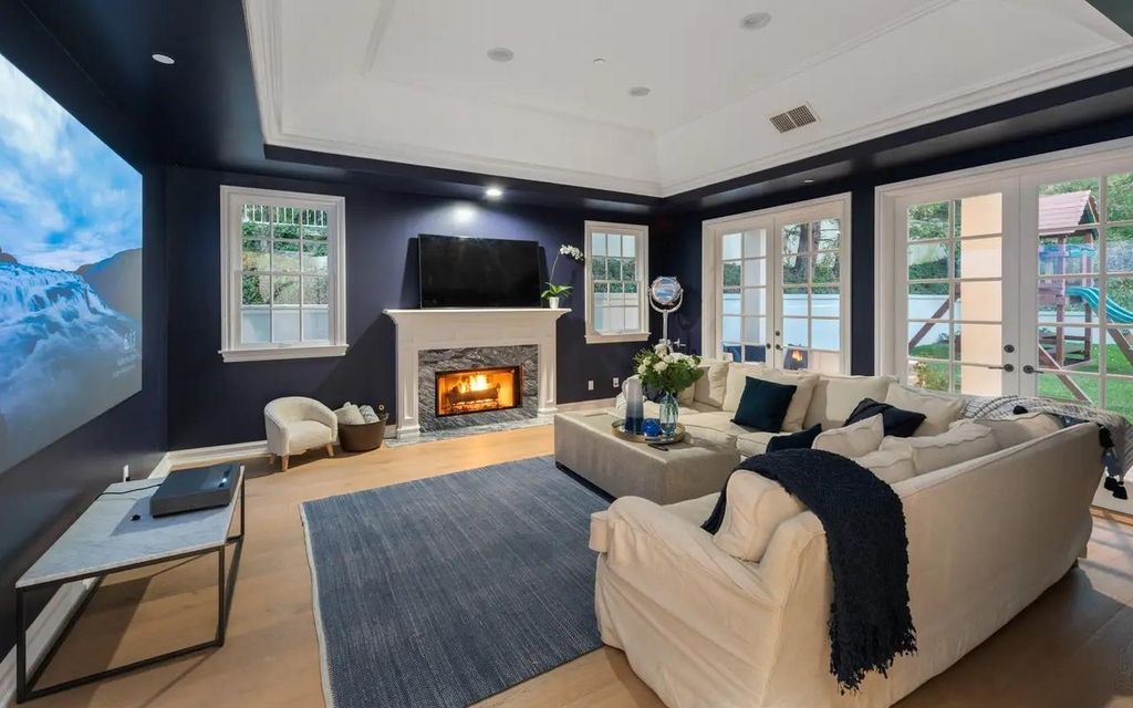 1420 Bienveneda Avenue, Pacific Palisades, California is a resort-like paradise in the exclusive Ridgeview Country Estates with a flawless blend of its classic roots and contemporary style just completely remodeled in Oct 2022.