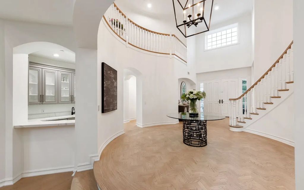 1420 Bienveneda Avenue, Pacific Palisades, California is a resort-like paradise in the exclusive Ridgeview Country Estates with a flawless blend of its classic roots and contemporary style just completely remodeled in Oct 2022.