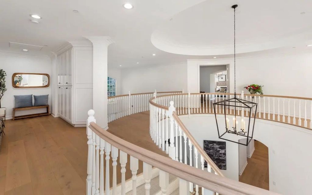 1420 Bienveneda Avenue, Pacific Palisades, California is a resort-like paradise in the exclusive Ridgeview Country Estates with a flawless blend of its classic roots and contemporary style just completely remodeled in Oct 2022.