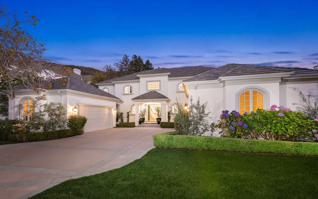 1420 Bienveneda Avenue, Pacific Palisades, California is a resort-like paradise in the exclusive Ridgeview Country Estates with a flawless blend of its classic roots and contemporary style just completely remodeled in Oct 2022.