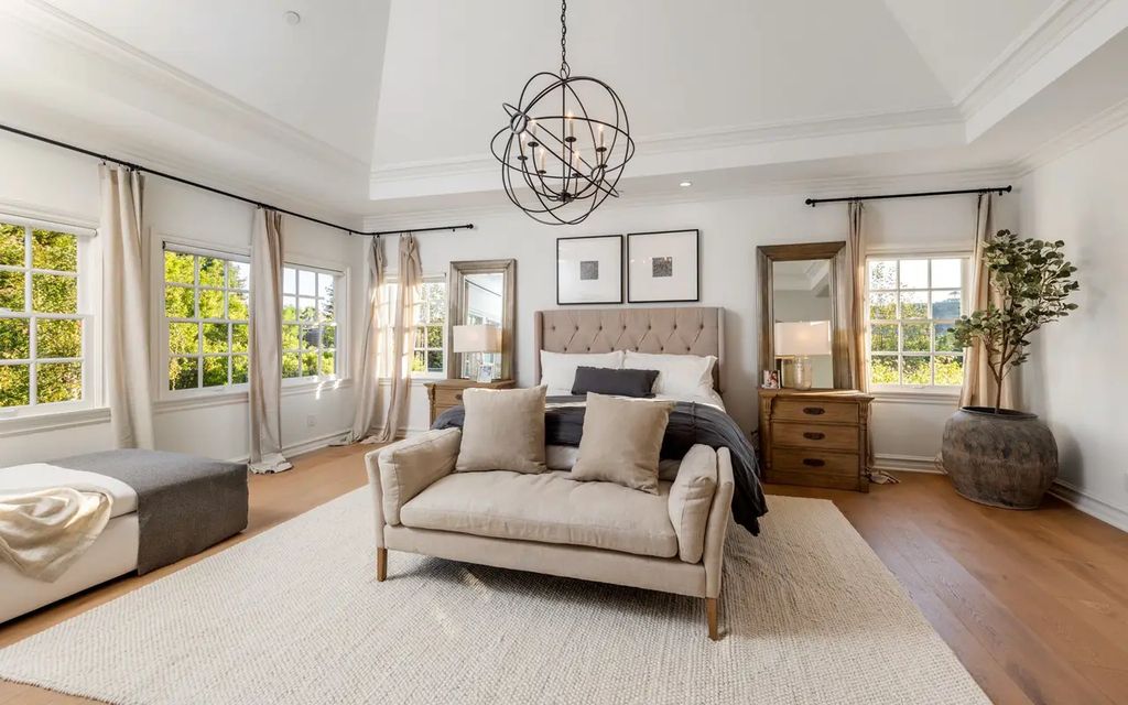 1420 Bienveneda Avenue, Pacific Palisades, California is a resort-like paradise in the exclusive Ridgeview Country Estates with a flawless blend of its classic roots and contemporary style just completely remodeled in Oct 2022.