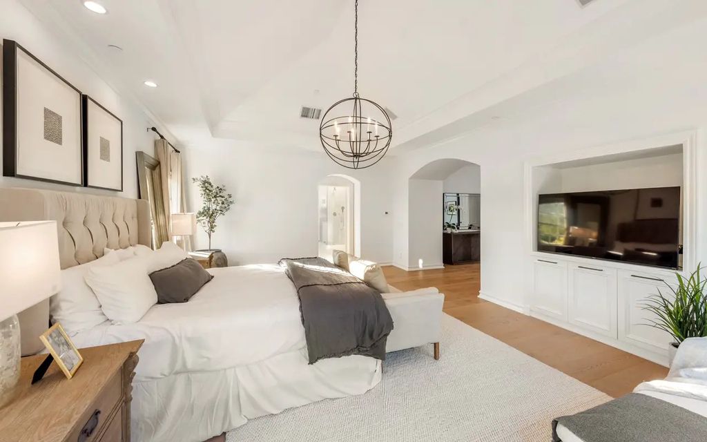 1420 Bienveneda Avenue, Pacific Palisades, California is a resort-like paradise in the exclusive Ridgeview Country Estates with a flawless blend of its classic roots and contemporary style just completely remodeled in Oct 2022.