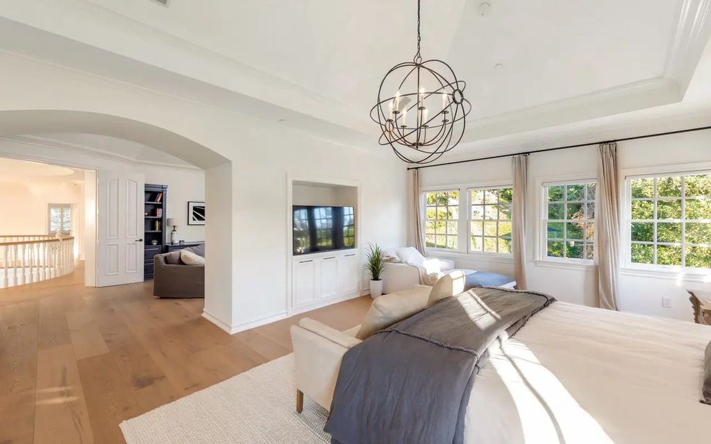 1420 Bienveneda Avenue, Pacific Palisades, California is a resort-like paradise in the exclusive Ridgeview Country Estates with a flawless blend of its classic roots and contemporary style just completely remodeled in Oct 2022.