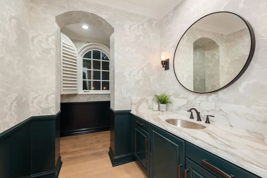 1420 Bienveneda Avenue, Pacific Palisades, California is a resort-like paradise in the exclusive Ridgeview Country Estates with a flawless blend of its classic roots and contemporary style just completely remodeled in Oct 2022.