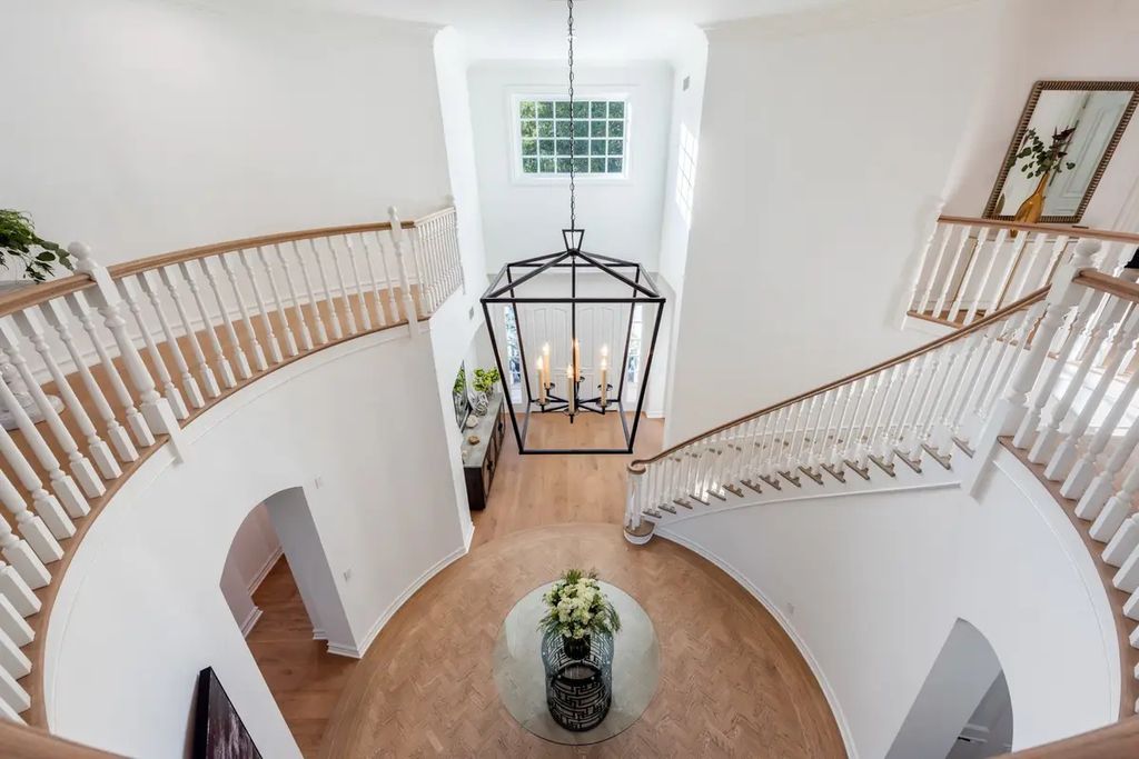 1420 Bienveneda Avenue, Pacific Palisades, California is a resort-like paradise in the exclusive Ridgeview Country Estates with a flawless blend of its classic roots and contemporary style just completely remodeled in Oct 2022.