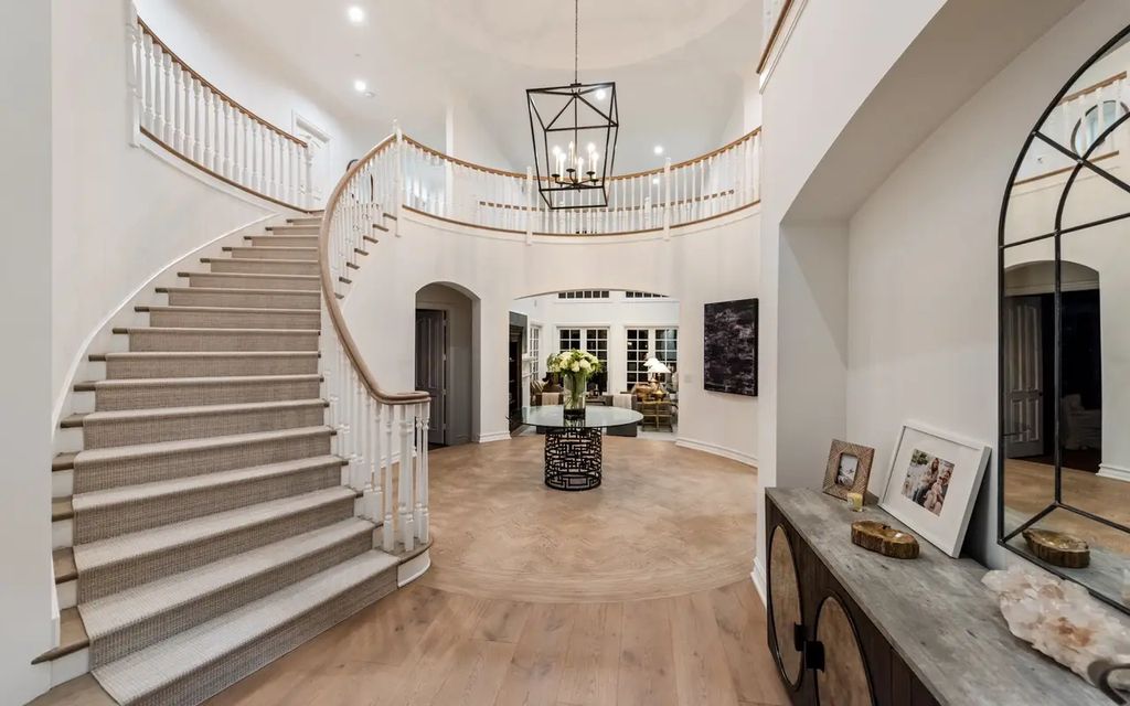 1420 Bienveneda Avenue, Pacific Palisades, California is a resort-like paradise in the exclusive Ridgeview Country Estates with a flawless blend of its classic roots and contemporary style just completely remodeled in Oct 2022.