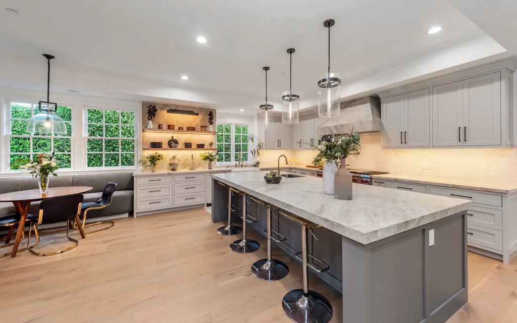 1420 Bienveneda Avenue, Pacific Palisades, California is a resort-like paradise in the exclusive Ridgeview Country Estates with a flawless blend of its classic roots and contemporary style just completely remodeled in Oct 2022.