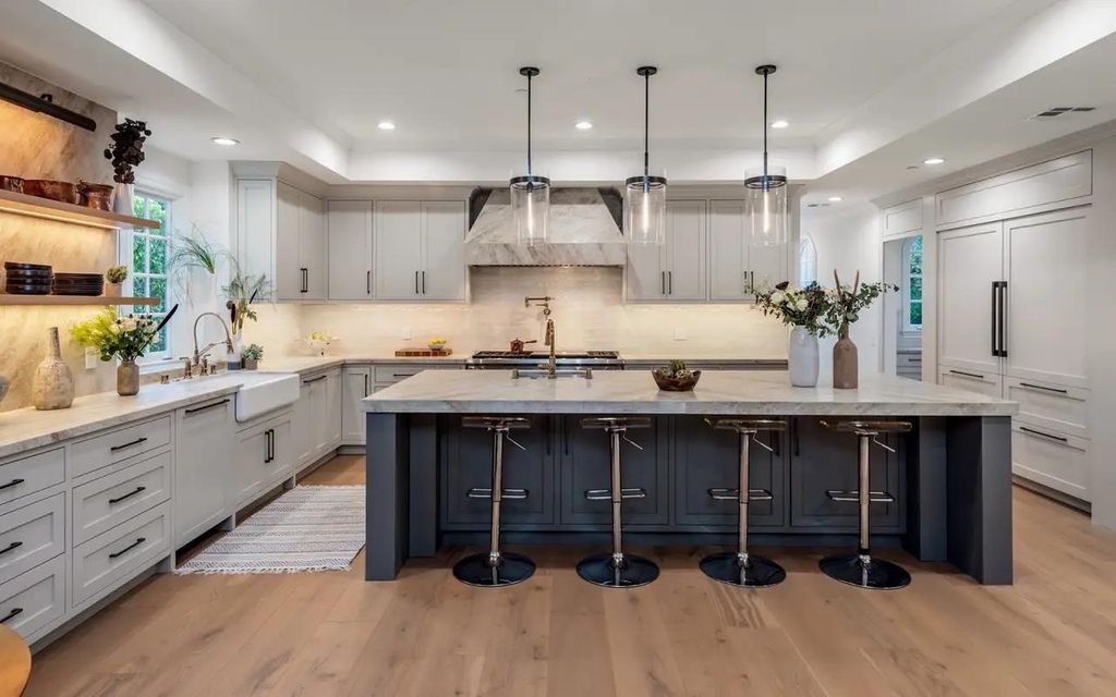 1420 Bienveneda Avenue, Pacific Palisades, California is a resort-like paradise in the exclusive Ridgeview Country Estates with a flawless blend of its classic roots and contemporary style just completely remodeled in Oct 2022.
