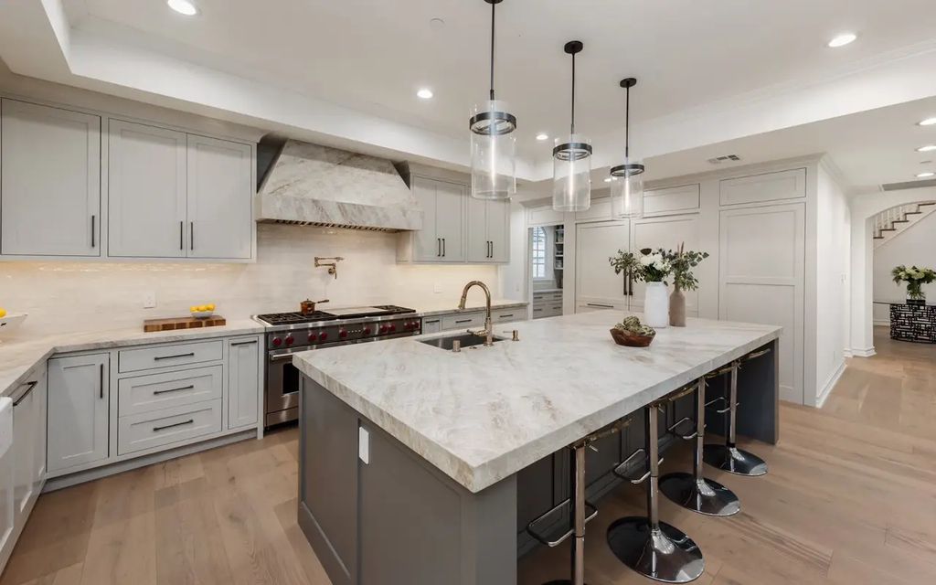 1420 Bienveneda Avenue, Pacific Palisades, California is a resort-like paradise in the exclusive Ridgeview Country Estates with a flawless blend of its classic roots and contemporary style just completely remodeled in Oct 2022.