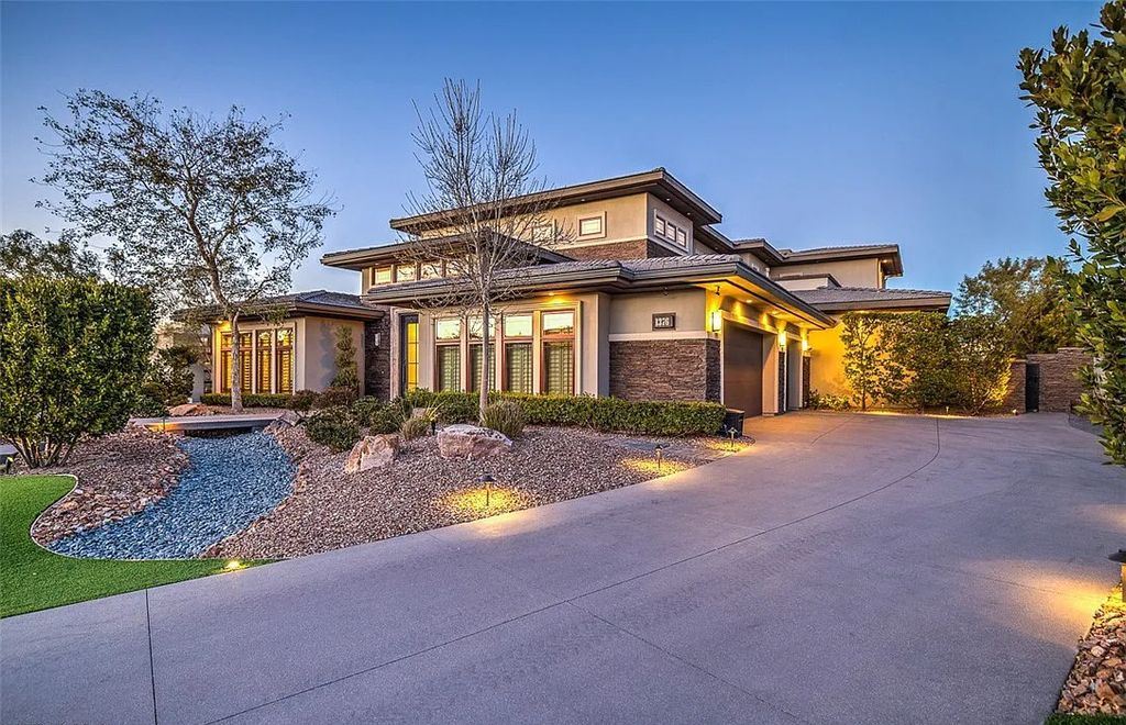 1376 Opal Valley Street, Henderson, Nevada is a retreat of all retreats located in Seven Hills on Rio Secco's 17th fairway featuring an amazing great room with true indoor/outdoor living, massive kitchen.