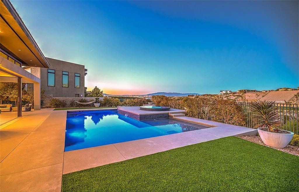 1376 Opal Valley Street, Henderson, Nevada is a retreat of all retreats located in Seven Hills on Rio Secco's 17th fairway featuring an amazing great room with true indoor/outdoor living, massive kitchen.