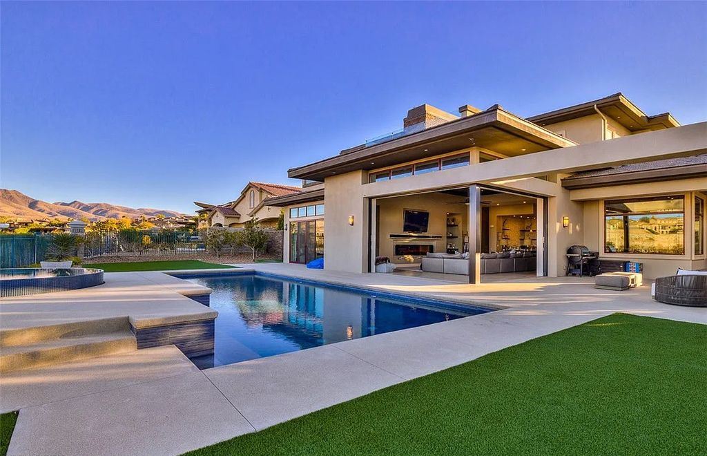 1376 Opal Valley Street, Henderson, Nevada is a retreat of all retreats located in Seven Hills on Rio Secco's 17th fairway featuring an amazing great room with true indoor/outdoor living, massive kitchen.