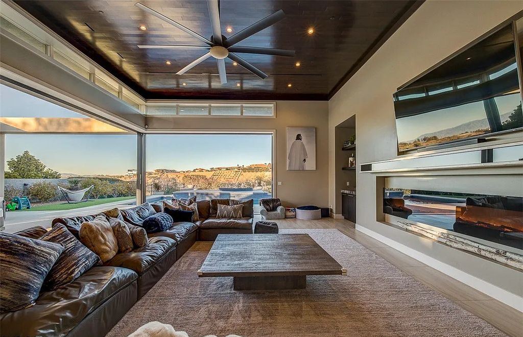 1376 Opal Valley Street, Henderson, Nevada is a retreat of all retreats located in Seven Hills on Rio Secco's 17th fairway featuring an amazing great room with true indoor/outdoor living, massive kitchen.