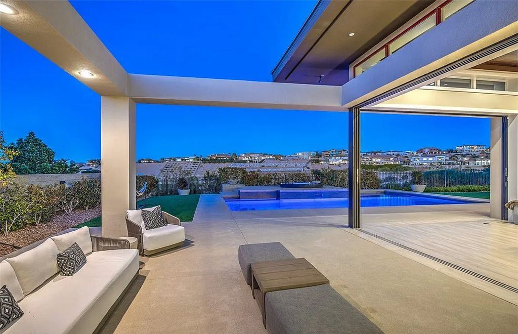 1376 Opal Valley Street, Henderson, Nevada is a retreat of all retreats located in Seven Hills on Rio Secco's 17th fairway featuring an amazing great room with true indoor/outdoor living, massive kitchen.