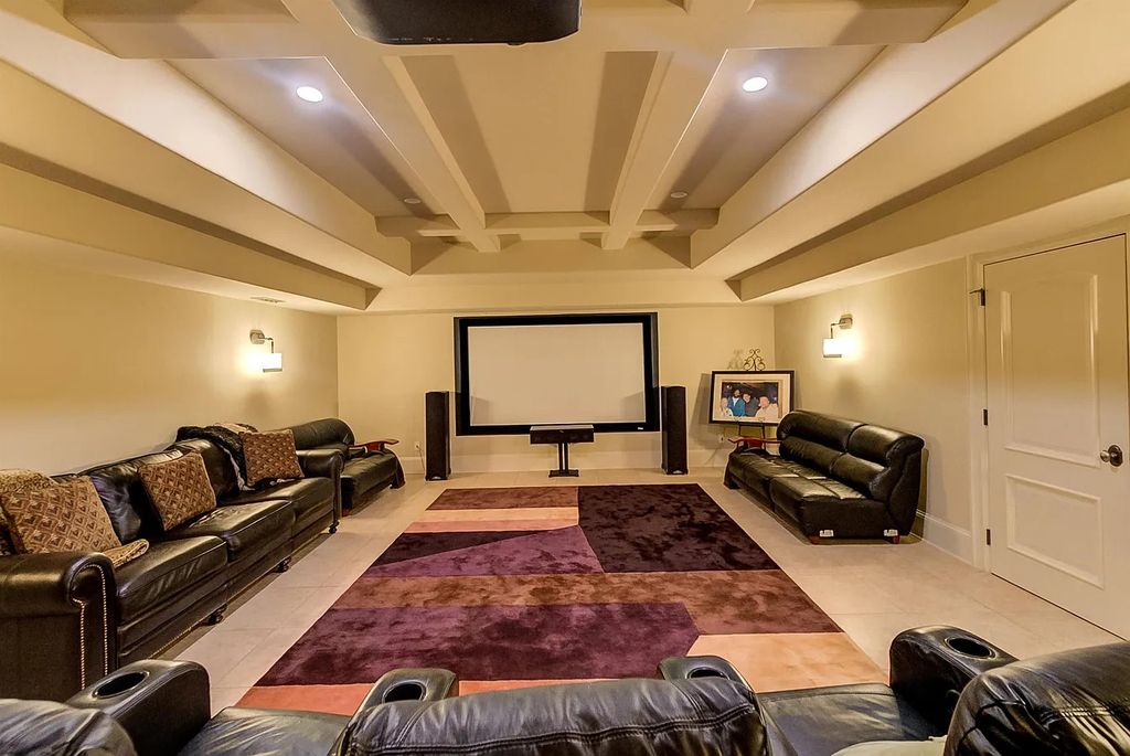 The Estate in Jackson is a luxurious home possessing a private lake that leads to a life of luxury now available for sale. This home located at 118 Northhaven Dr, Jackson, Tennessee; offering 04 bedrooms and 08 bathrooms with 9,147 square feet of living spaces.