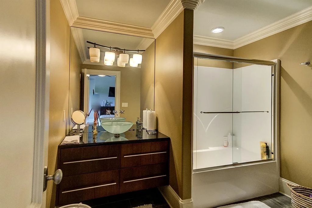 The Estate in Jackson is a luxurious home possessing a private lake that leads to a life of luxury now available for sale. This home located at 118 Northhaven Dr, Jackson, Tennessee; offering 04 bedrooms and 08 bathrooms with 9,147 square feet of living spaces.