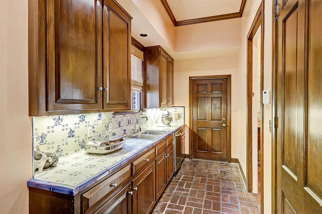 2048 Timber Ln Houston TX 77027 4