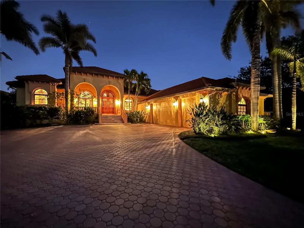 316 W Bay Drive, Venice, Florida is an extraordinary home privately situated on the Intracoastal Waterway with unobstructed views of Robert's Bay, a short walk to the quaint shops, dining, beaches, cultural venues, and recreational activities of downtown Venice. This Home in Venice offers 3 bedrooms and 3 bathrooms with over 3,500 square feet of living spaces.