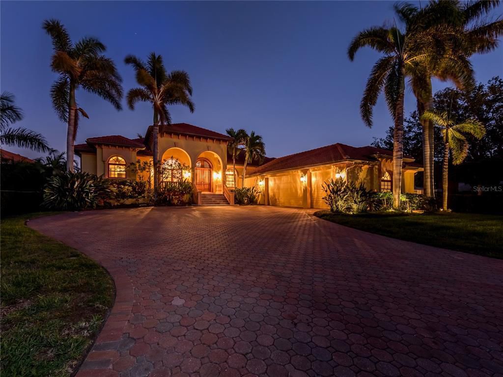 316 W Bay Drive, Venice, Florida is an extraordinary home privately situated on the Intracoastal Waterway with unobstructed views of Robert's Bay, a short walk to the quaint shops, dining, beaches, cultural venues, and recreational activities of downtown Venice. This Home in Venice offers 3 bedrooms and 3 bathrooms with over 3,500 square feet of living spaces.