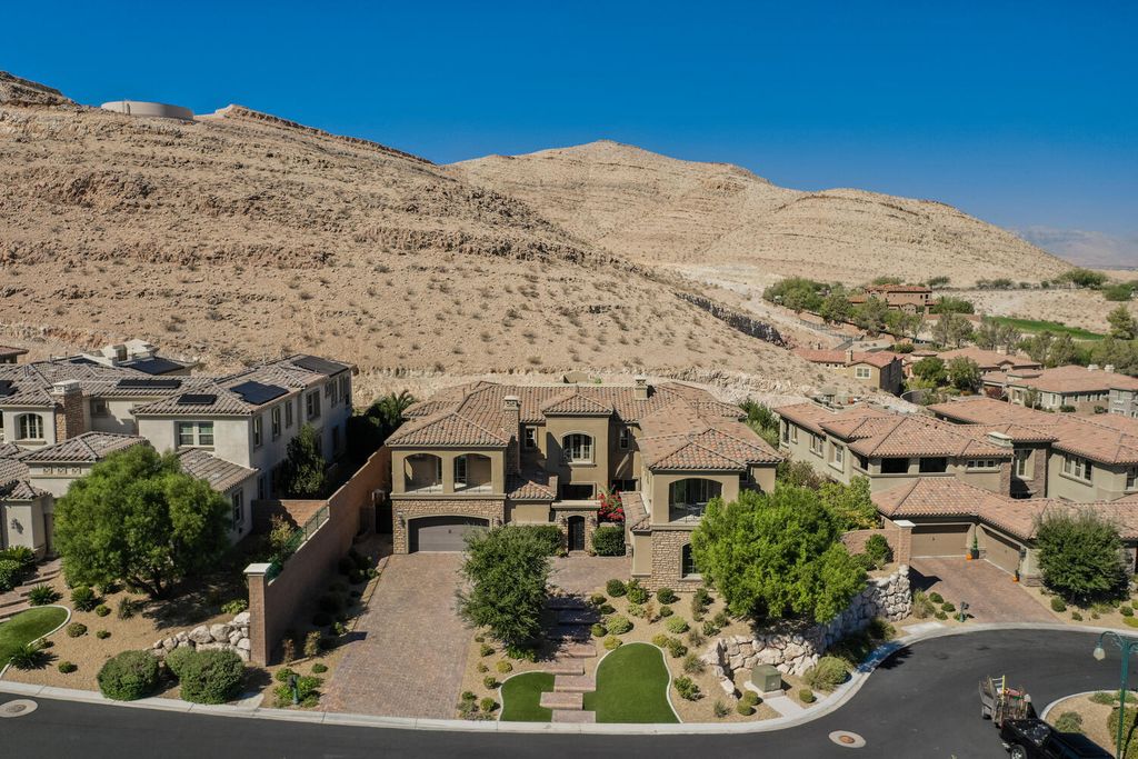 7 Eagle Knoll Court, Las Vegas, Nevada is truly a private resort located in the prestigious Southern Highlands Golf Club and closed to shopping, dining and has easy freeway access.