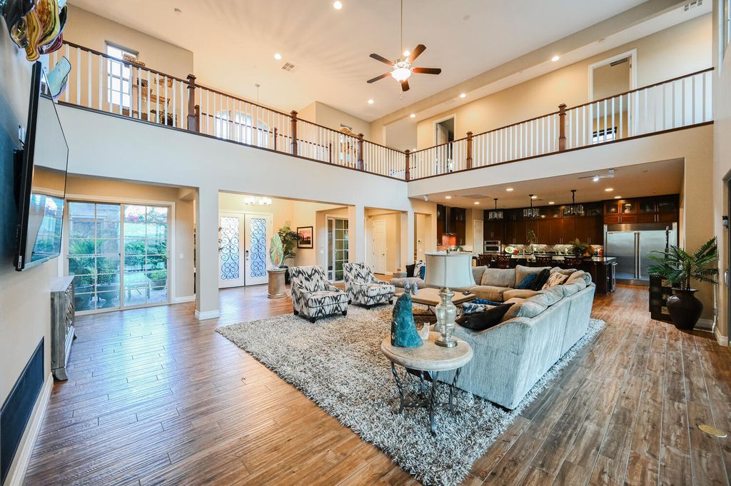 7 Eagle Knoll Court, Las Vegas, Nevada is truly a private resort located in the prestigious Southern Highlands Golf Club and closed to shopping, dining and has easy freeway access.