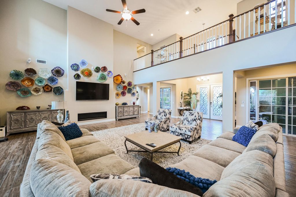 7 Eagle Knoll Court, Las Vegas, Nevada is truly a private resort located in the prestigious Southern Highlands Golf Club and closed to shopping, dining and has easy freeway access.