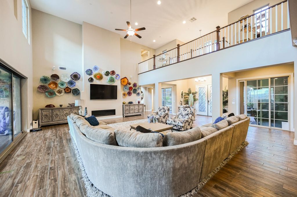 7 Eagle Knoll Court, Las Vegas, Nevada is truly a private resort located in the prestigious Southern Highlands Golf Club and closed to shopping, dining and has easy freeway access.