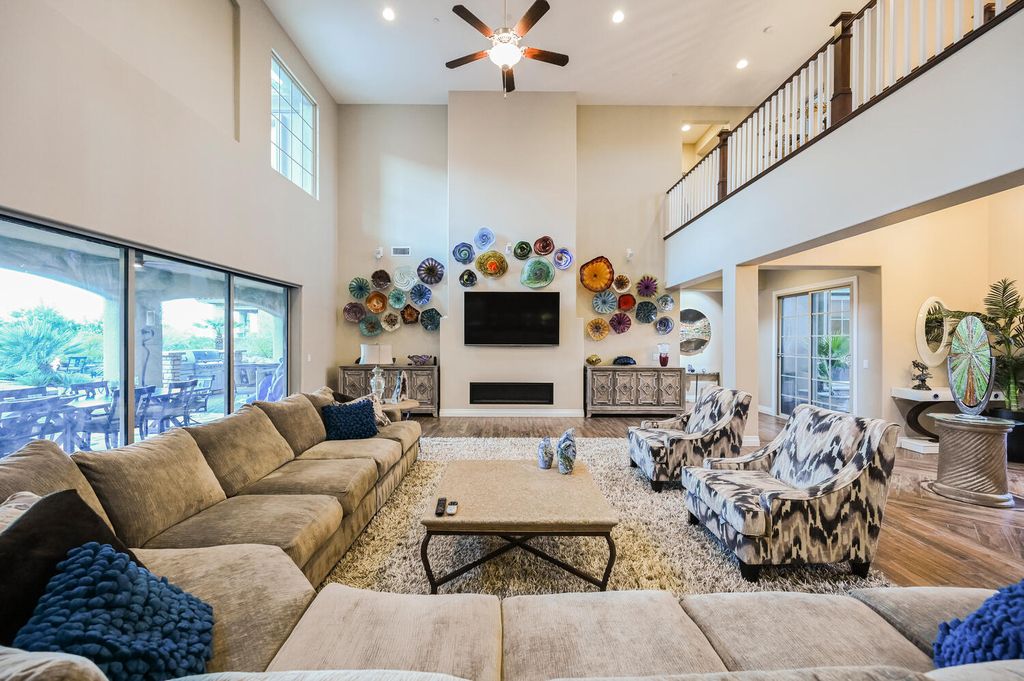 7 Eagle Knoll Court, Las Vegas, Nevada is truly a private resort located in the prestigious Southern Highlands Golf Club and closed to shopping, dining and has easy freeway access.