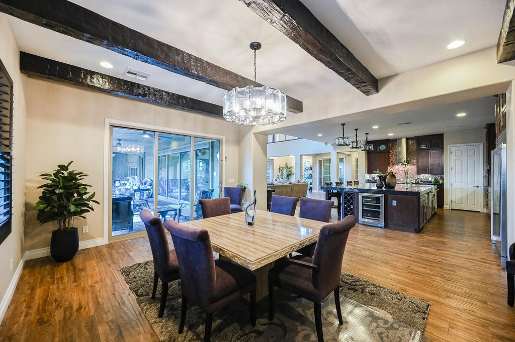 7 Eagle Knoll Court, Las Vegas, Nevada is truly a private resort located in the prestigious Southern Highlands Golf Club and closed to shopping, dining and has easy freeway access.
