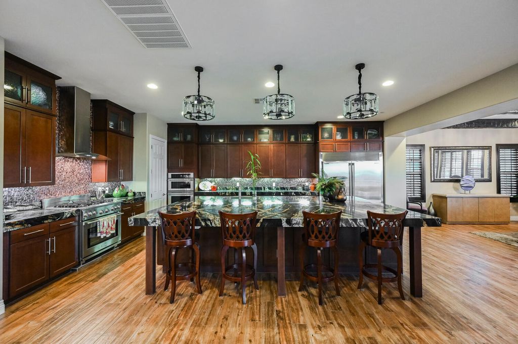 7 Eagle Knoll Court, Las Vegas, Nevada is truly a private resort located in the prestigious Southern Highlands Golf Club and closed to shopping, dining and has easy freeway access.